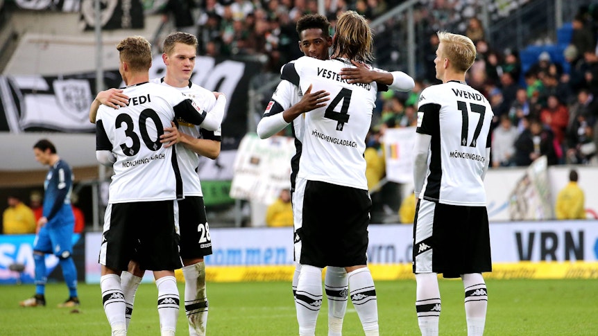 Die Gladbach-Verteidiger freuen sich nach einem Spiel gemeinsam.