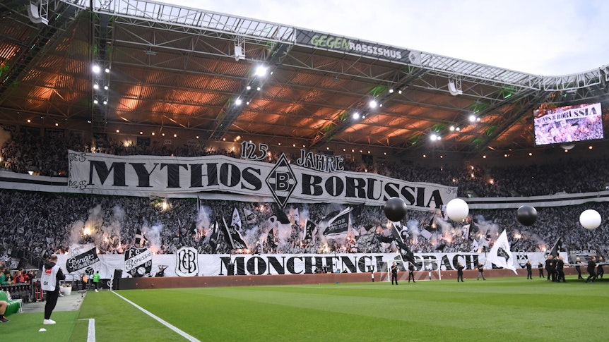 Die Nordkurve im Borussia-Park mit einer Choreo zum Gladbach-Jubiläum.
