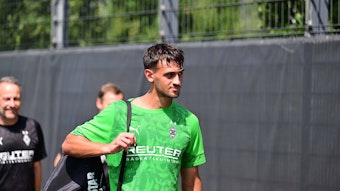 Fabio Chiarodia nach dem Training mit einer Balltasche.