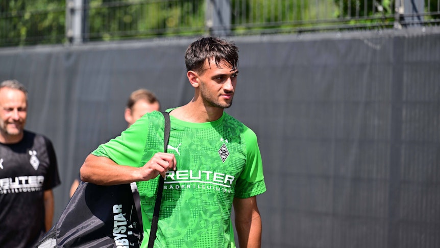 Fabio Chiarodia nach dem Training mit einer Balltasche.