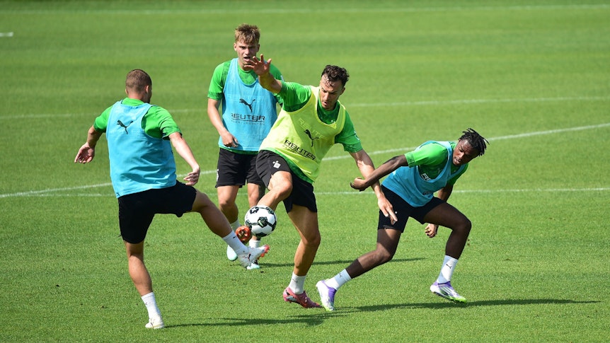 Die Gladbach-Spieler in der Sonne beim Training.