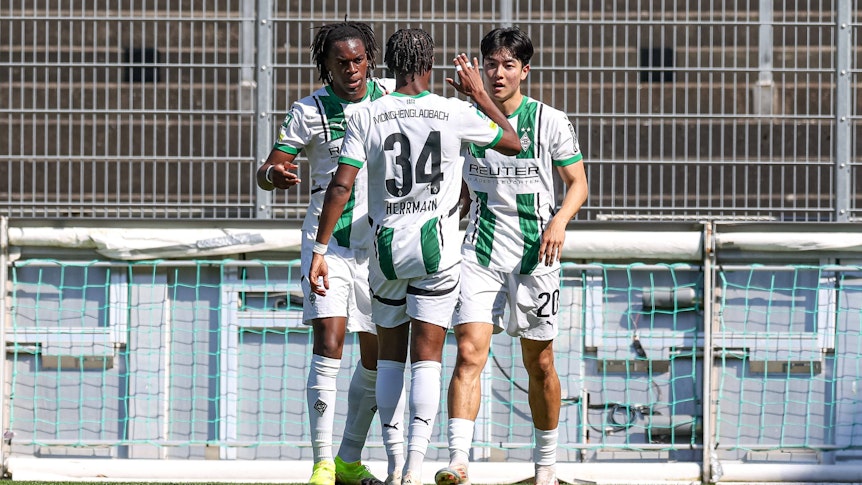 Die Gladbacher U23 feiert ein Tor.