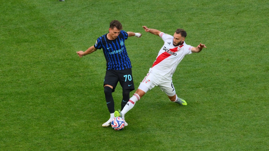 Sebastiano Esposito in einem Zweikampf gegen River Plate.