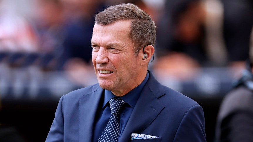 Lothar Matthäusim Anzug an der Seitenlinie.