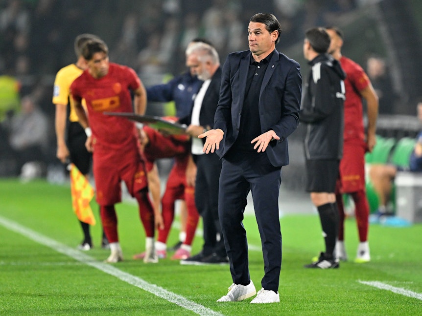 Gerardo Seoane gibt taktische Anweisungen an der Seitenauslinie.