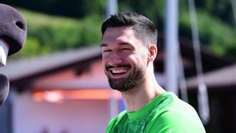 Tim Kleindienst lacht im Trainingslager in Rottach-Egern.