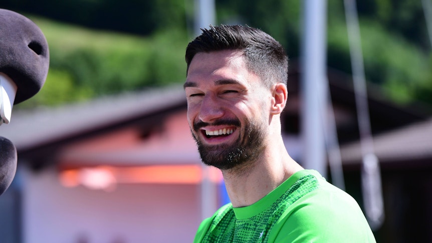 Tim Kleindienst lacht im Trainingslager in Rottach-Egern.