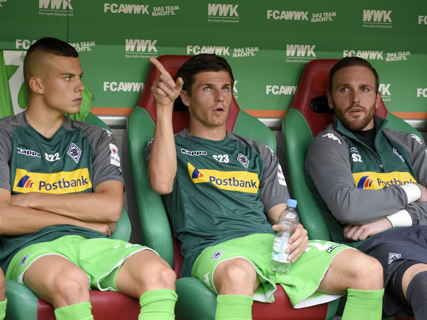Laszlo Bénes sitzt neben Jonas Hofmann und Tobi Sippel.