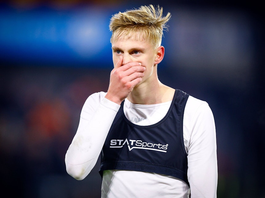 Zeno van den Bosch hält sich die Hand vor den Mund.