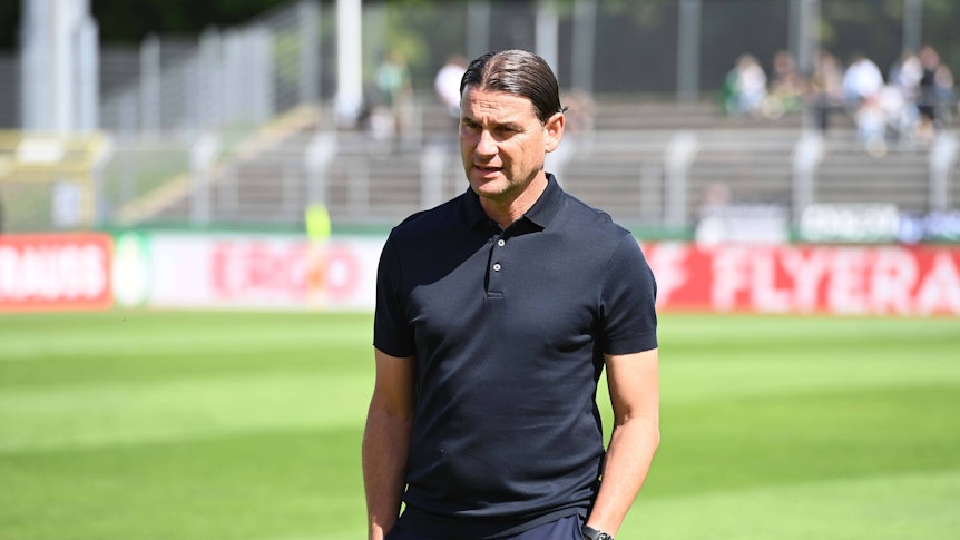 Gerardo Seoane vor einem Spiel im DFB-Pokal.