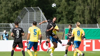 Joe Scally im Kopfball-Duell.