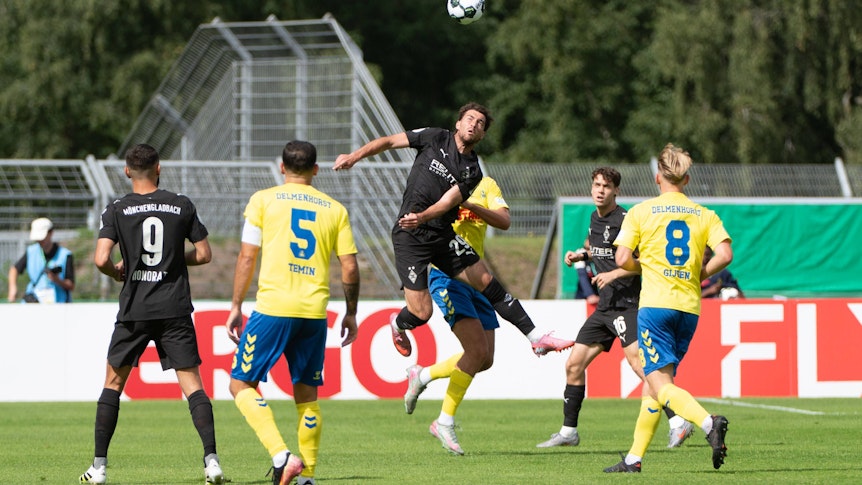 Joe Scally im Kopfball-Duell.