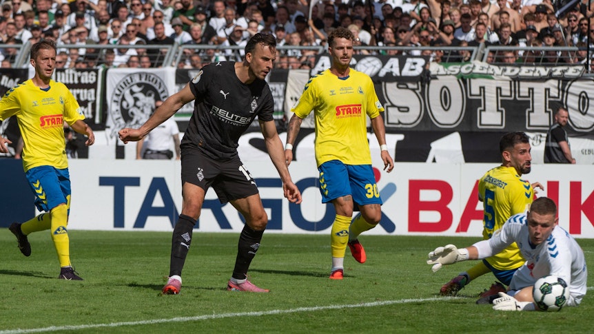 Haris Tabakovic bei seiner Pflichtspielpremiere für Gladbach gegen Atlas Delmenhorst am 17. August 2025.