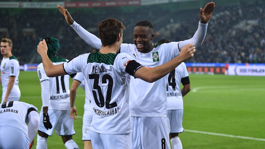 Denis Zakaria beim Torjubel mit Florian Neuhaus.