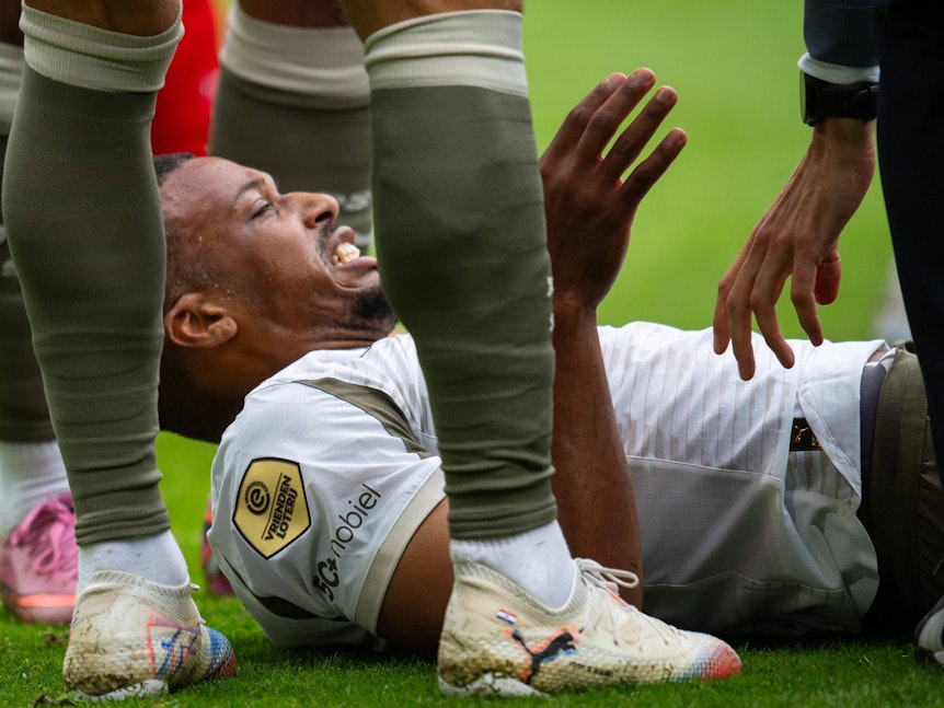 Alassane Plea liegt nach einem Foul am Boden.