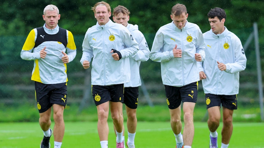 Karim Adeyemi,Julian Brandt, Cole Campbell, Maximilian Beier und Giovanni Reyna wärmen sich auf.
