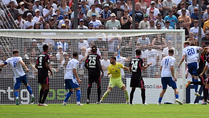 Beim Pokal-Spiel gegen FK Pirmasens stand noch HSV-Keeper Daniel Heuer Fernandes im Tor.