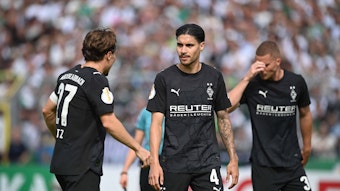 Ratlos wirkende Spieler von Borussia Mönchengladbach beim Pokal-Spiel gegen Atlas Delmenhorst.