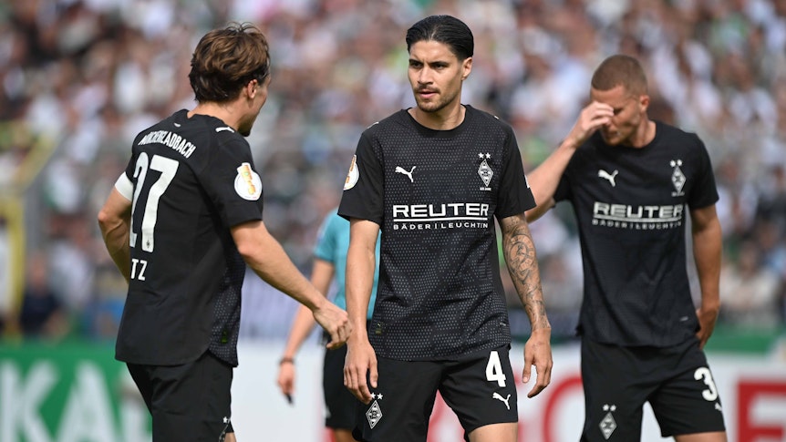 Ratlos wirkende Spieler von Borussia Mönchengladbach beim Pokal-Spiel gegen Atlas Delmenhorst.
