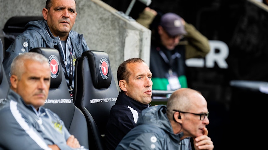 Das Trainerteam von Progrès Niederkorn am 26. Juli 2023 beim Spiel in der Qualifikation zur Conference League beim FC Midtjylland.