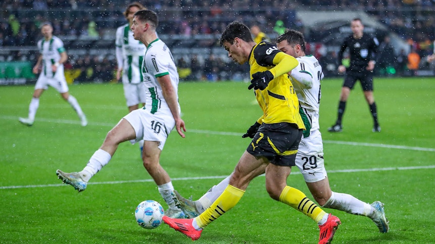 Givoanni Reyna versucht gegen Gladbach eine Flanke zu schlagen.