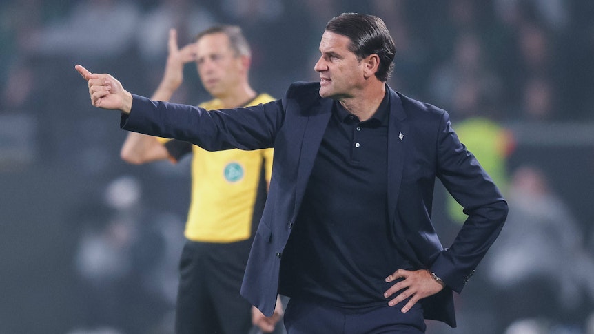 Gerardo Seoane gibt Anweisungen bei einem Gladbach-Spiel.