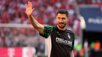 Tim Kleindienst winkt den Fans nach dem Bundesliga-Auswärtsspiel am 10. Mai 2025.