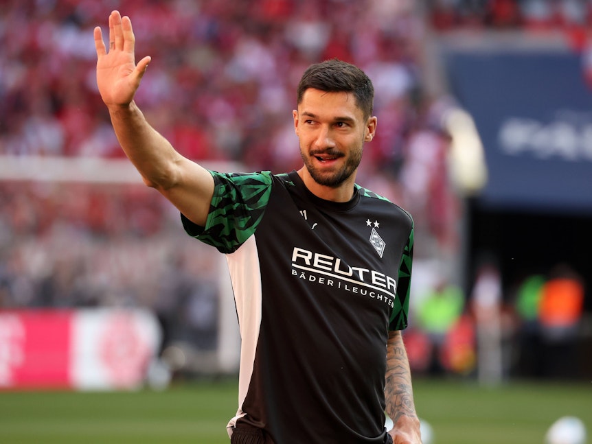 Tim Kleindienst winkt den Fans nach dem Bundesliga-Auswärtsspiel am 10. Mai 2025.