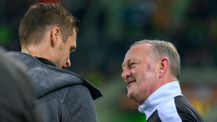 Roland Virkus und Sebastian Kehl im Austausch.