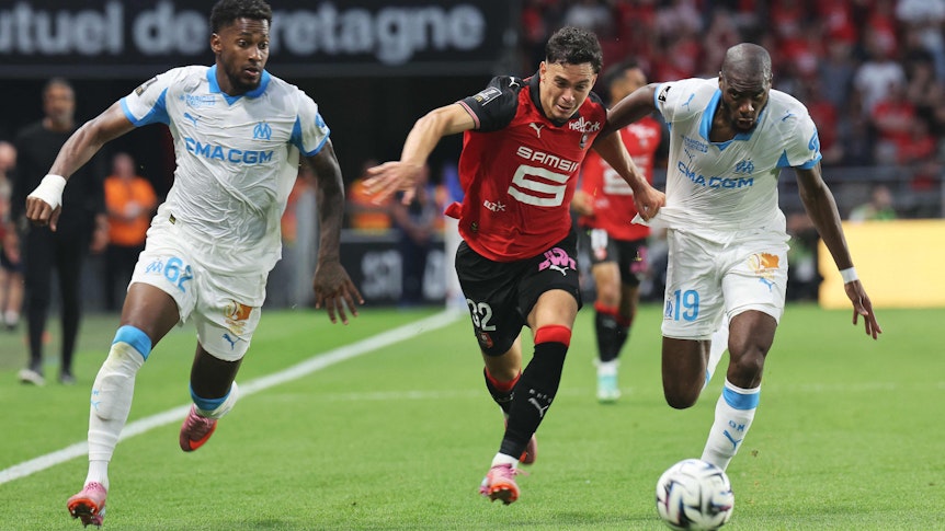 Fabian Rieder beim Dribbling gegen Olympique Marseille.