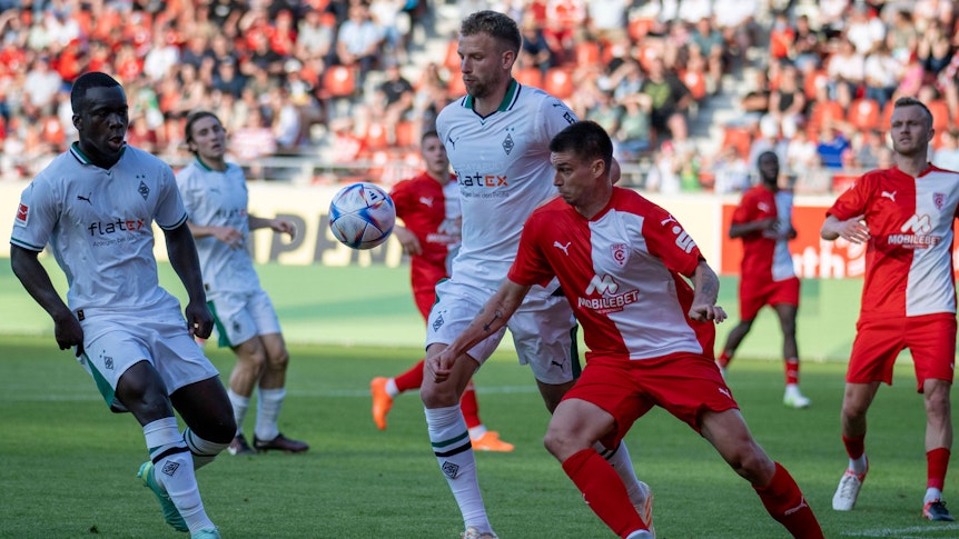 Gladbach-Spieler bei einem Freundschaftsspiel gegen den Halleschen FC.