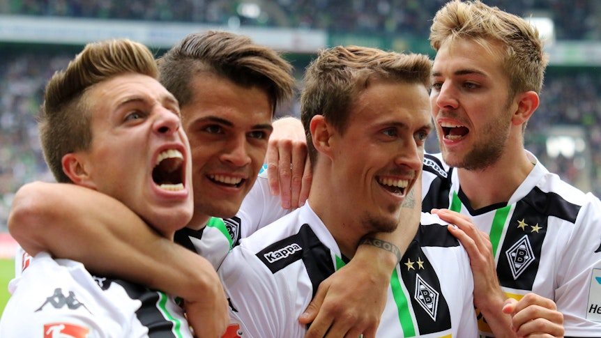 Patrick Herrmann, Granit Xhaka, Max Kruse und Christoph Kramer beim gemeinsamen Torjubel.