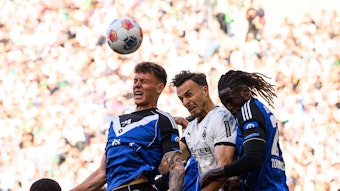 Ein Kopfball-Duell zwischen Gladbach und dem HSV.