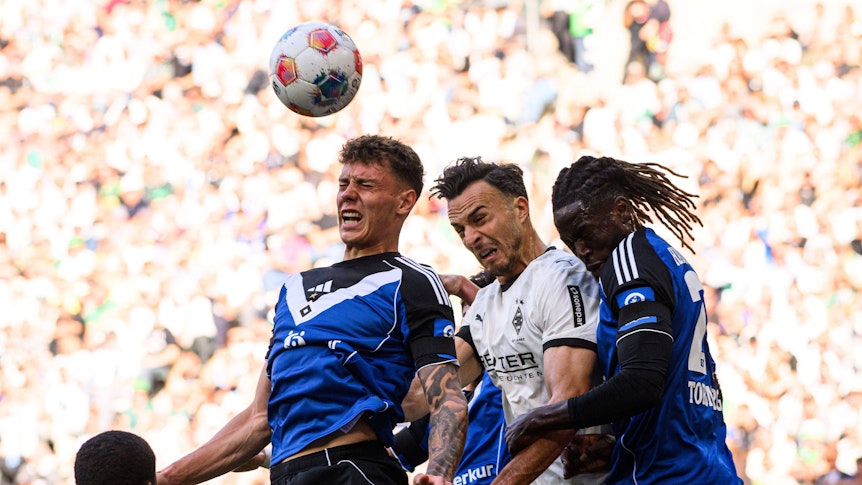 Ein Kopfball-Duell zwischen Gladbach und dem HSV.