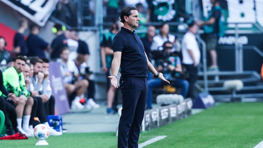 Gerardo Seoane steht unzufrieden an der Seitenlinie.