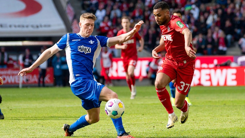 Clemens Riedel im Zweikampf mit Kölns Linton Maina.