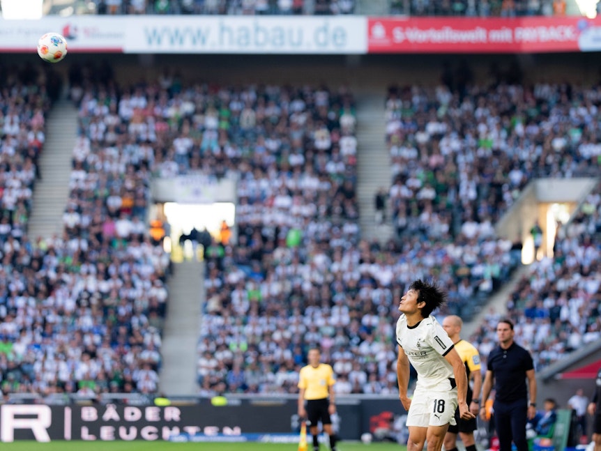 Shuto Machino unmittelbar nach einem Einwurf. Der Ball schwebt hoch in der Luft.