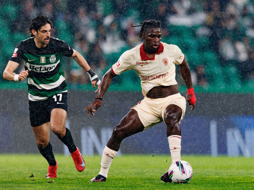 Mohamed Bamba im Regen am Ball.
