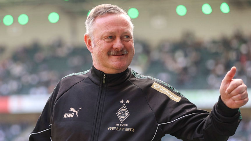 Roland Virkus hält den Daumen grinsend hoch.