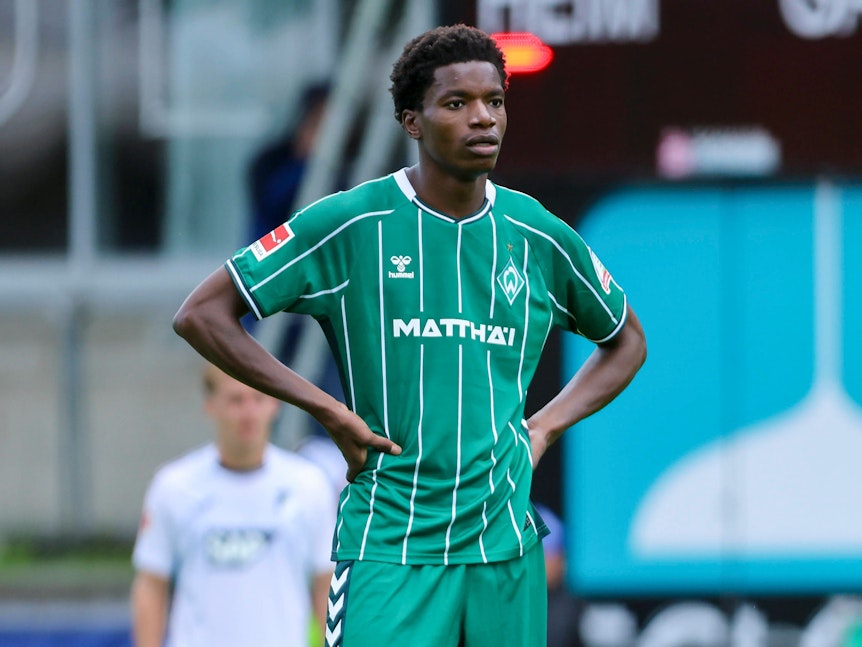 Skelly Alvero im Bremen-Trikot mit aufgestützten Armen.