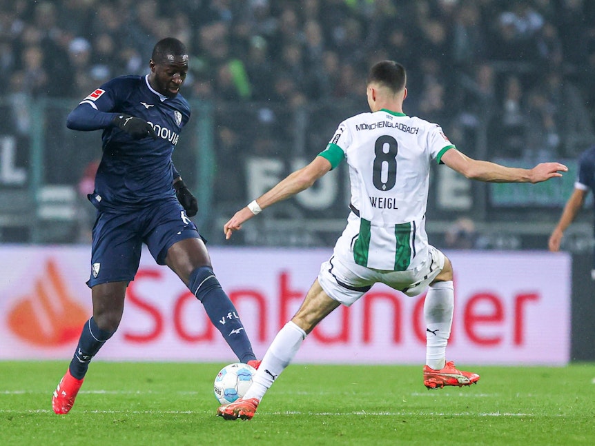 Julian Weigl will den Ball gegen Ibrahima Sissoko behaupten.