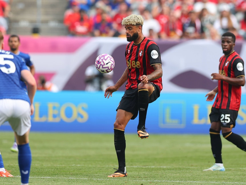 Philip Billing hält den Ball mit dem Knie auf.