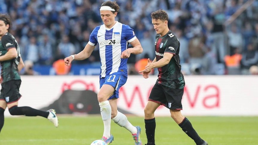 Fabian Reese behauptet gegen Martijn Kaars den Ball.