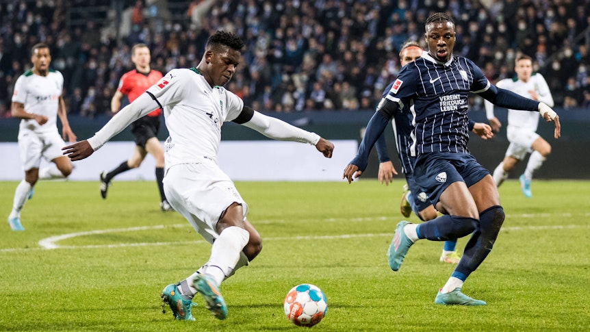 Breel Embolo mit dem Ball gegen Bochums Armel Bella-Kotchap.
