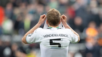 Marvin Friedrich vergräbt sein Gesicht in seinem Trikot.