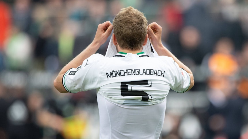 Marvin Friedrich vergräbt sein Gesicht in seinem Trikot.