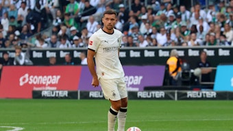 Kevin Stöger steht aufrecht vor dem Ball.