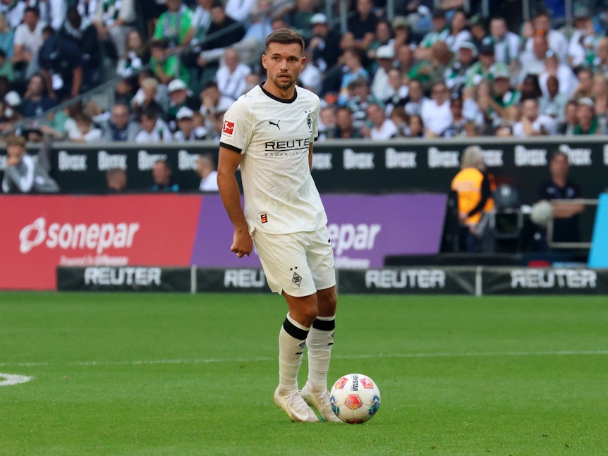 Kevin Stöger steht aufrecht vor dem Ball.