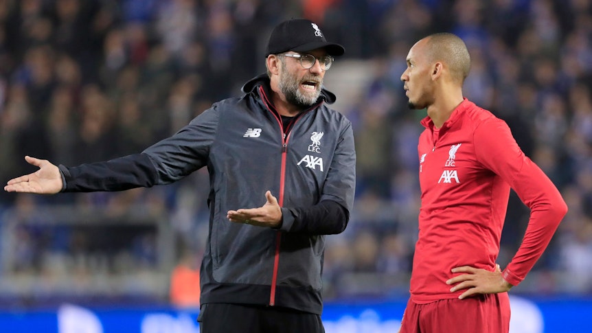 Jürgen Klopp und Fabinho im Austausch nach einem Spiel des FC Liverpool in der Champions League.