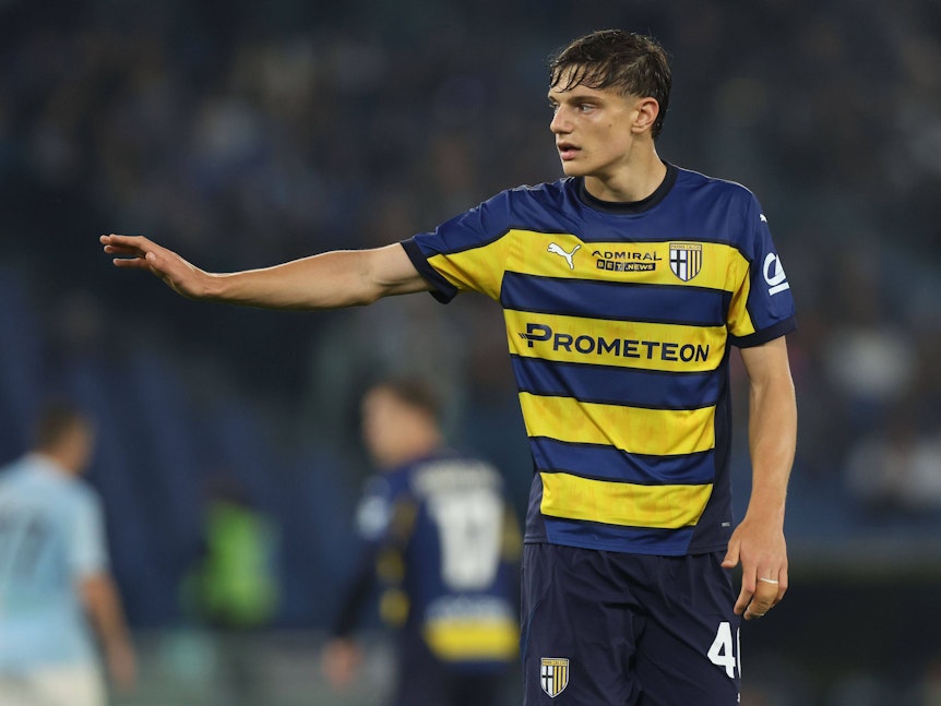 Giovanni Leoni gibt Anweisungen im Parma-Trikot.